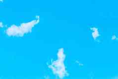 明亮的清晰的蓝色的天空下午云背景壁纸