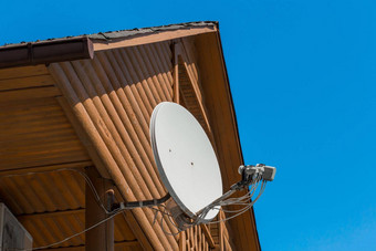 卫星菜沟通天线木房子蓝色的天空