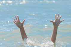 手水溺水女孩紧急的救援人危险的游泳Sos