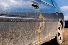 痕迹生锈司机的金属通过脏损坏的车汽车摊销