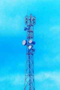 移动techology电信网络塔背景蓝色的天空