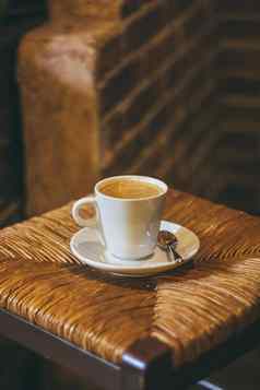 杯热咖啡表格咖啡馆古董复古的颜色效果浅深度场