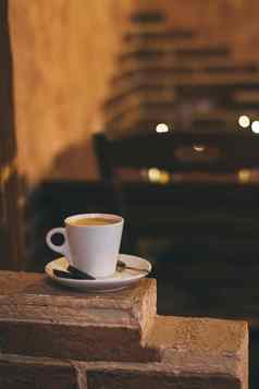 杯热咖啡表格咖啡馆古董复古的颜色效果浅深度场
