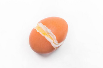 新鲜的煮熟的棕色（的）鸡蛋破裂裂纹白色背景孤立的特写镜头