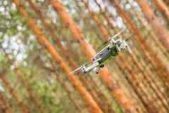 无人驾驶的无人机苍蝇背景自然森林无人机数字相机