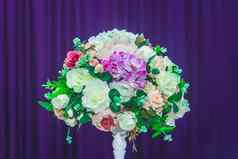 元素婚礼装饰花束人工花玫瑰室内房间背景紫色的窗帘