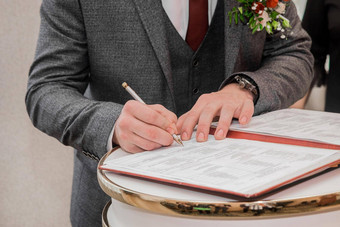 马夫的手签署笔文档确认婚姻特写镜头