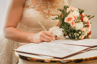 新娘的手把签名笔同意结婚婚礼特写镜头