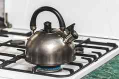 金属黑暗水壶吹口哨加热水煮气体炉子厨房