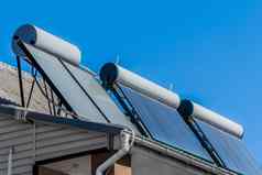 热锅炉太阳能加热器面板替代能源源屋顶房子背景蓝色的天空