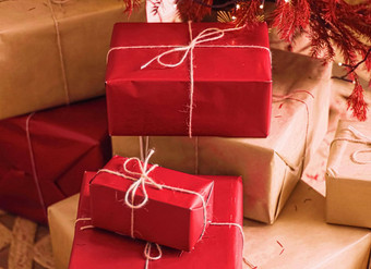 圣诞节假期交付可持续发展的礼物概念红色的礼物盒子包装环保包装回收纸装饰圣诞节树