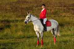 女骑士红色的马马骑马赛车骑手马