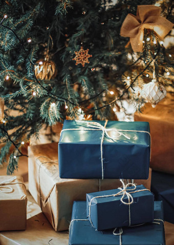 圣诞节假期交付可持续发展的礼物概念海军蓝色的礼物盒子包装环保包装回收纸装饰圣诞节树