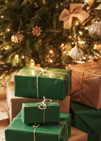圣诞节假期交付可持续发展的<strong>礼物</strong>概念绿色<strong>礼物</strong>盒子包装环保包装回<strong>收</strong>纸装饰圣诞节树