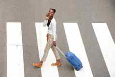快乐非洲美国女人走旅行袋移动电话