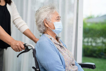 亚洲高级上了年纪的夫人女人坐着轮椅穿脸面具保护安全感染科维德冠状病毒