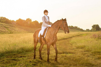 马术体育运动年轻的女人骑马<strong>盛装</strong>舞步先进的测试太阳耀斑