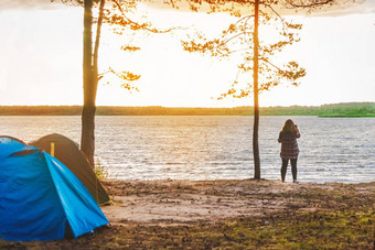 轮廓女孩背景湖营森林旅行假期帐篷野营户外生活方式