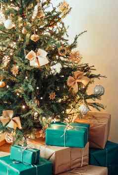 圣诞节假期交付可持续发展的礼物概念绿色蓝色的礼物盒子包装环保包装回收纸装饰圣诞节树