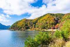 美丽的景观湖河口湖宝桥日本