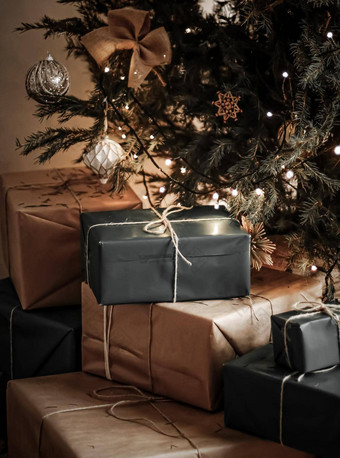 <strong>圣诞节</strong>假期交付可持续发<strong>展</strong>的礼物概念黑色的礼物盒子包装环保包装回收纸装饰<strong>圣诞节</strong>树