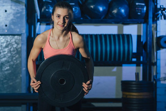 肌肉发达的年轻的健身女人提升重量参考健身房参考女人参考风格参考健身