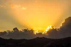 背景美丽的日落云阳光蒙塔努斯海岸