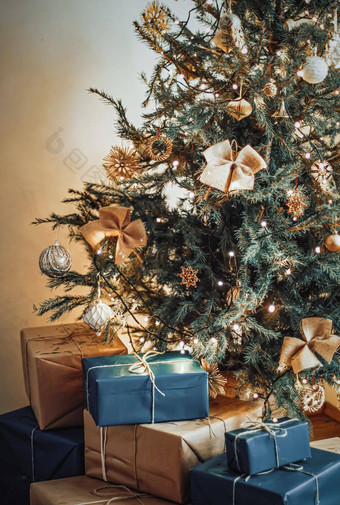 圣诞节假期交付可持续发展的<strong>礼物</strong>概念海军蓝色的<strong>礼物</strong>盒子包装环保包装回<strong>收</strong>纸装饰圣诞节树