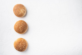 汉堡面包自制的奶油蛋卷汉堡面包白色石头背景前视图平躺复制空间文本