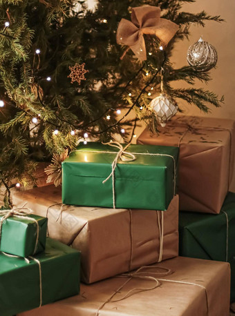 圣诞节假期交付可持续发展的礼物概念绿色礼物盒子包装环保包装回收纸装饰圣诞节树