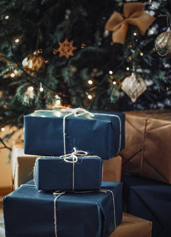 圣诞节假期交付可持续发展的礼物概念海军蓝色的礼物盒子包装<strong>环保</strong>包装回收纸装饰圣诞节树