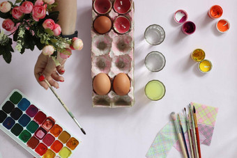 绘画鸡蛋复活节鸡蛋油漆刷谎言粉红色的背景