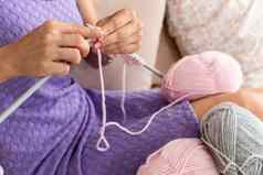 特写镜头女人淡紫色首页衣服织光粉红色的围巾格子自然线程床上