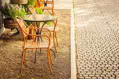 空椅子表格户外咖啡商店咖啡馆餐厅
