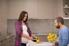 夫妇烹饪食物水果柠檬汁厨房