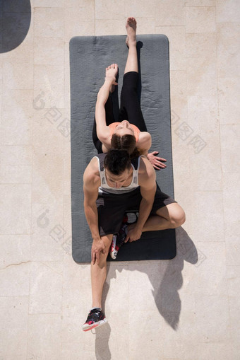 女人个人教练早....瑜伽练习前视图