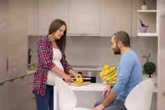 夫妇烹饪食物水果柠檬汁厨房