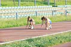 女孩运行运动比赛跟踪