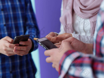 阿拉伯青少年集团聪明的手机在线教育