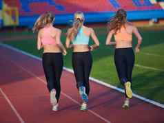 运动员女人集团运行体育运动比赛跟踪