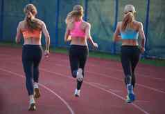 运动员女人集团运行体育运动比赛跟踪
