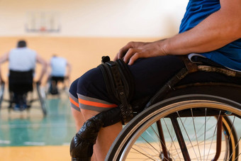 关闭照片轮椅残疾战争<strong>退伍</strong>军人玩篮球法院