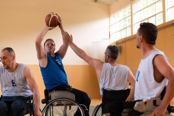残疾战争<strong>退伍</strong>军人轮椅专业设备玩篮球匹配大厅概念体育残疾的人