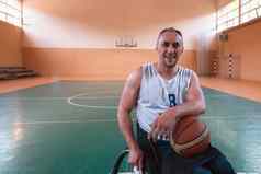 肖像微笑轮椅篮球球员坐着轮椅等待游戏开始