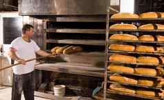 面包店工人采取新鲜烤面包