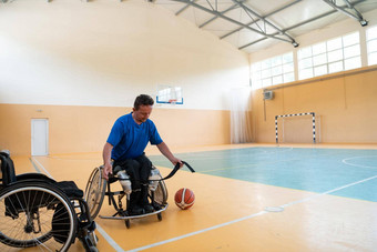 残疾篮球球员准备匹配坐着轮椅准备工作专业篮球匹配概念残疾体育运动