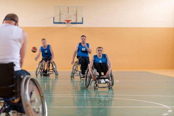 残疾战争退伍军人轮椅专业设备玩<strong>篮球</strong>匹配大厅概念体育残疾的人