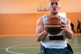 关闭照片轮椅残疾战争退伍军人玩篮球法院图片