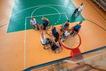 禁用战争工作退伍军人混合比赛年龄篮球<strong>团队</strong>轮椅玩<strong>培训</strong>匹配体育健身房大厅残疾人康复包容概念
