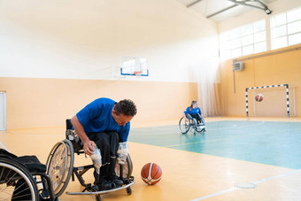 残疾篮球球员准备<strong>匹配</strong>坐着轮椅准备工作专业篮球<strong>匹配</strong>概念残疾体育运动